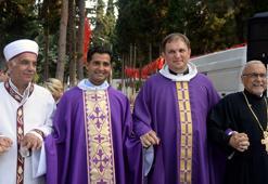 Din adamları Mersin Şehir Mezarlığı'nda vatandaşlarla bayramlaştı