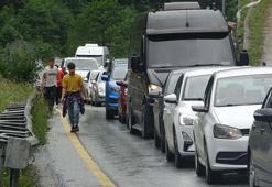 Uzungöl'e akın; kilometrelerce araç kuyruğu oluştu
