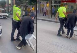 Polis, yolu kesip koluna girdiği yaşlıyı karşıya geçirdi