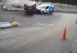 Sarıyer'de virajı alamayan otomobil karşıdan gelen araca çarptı