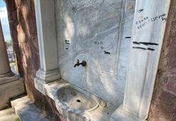 Tarihi saat kulesini altındaki çeşmelere zarar verip, yazı yazdılar