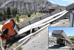 Bariyerleri aşan TIR, 10 metrelik istinat duvarına metreler kala durdu