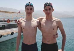 Festivalde 4 kilometre kulaç atıp, Akdamar Adası'na ulaştılar