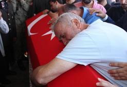 Tabuta sarılan şehit teğmenin babası: Komutanım, canım oğlum