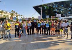 Yayaya yol veren sürücüleri alkışlayıp hediye verdiler