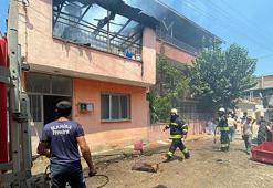 Manisa'da 2 katlı evde yangın