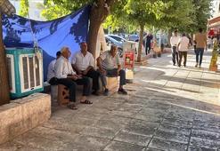 Mardin'de sıcaktan bunalan esnaf, ağaç dibine sulu klima kurdu