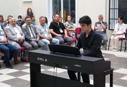 Otizmli öğrenciler hem eğitim alıyor hem müzik ziyafeti sunuyor