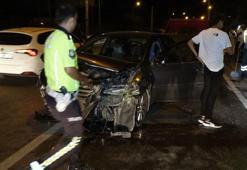 Kaza yapan otomobile çarpmamak için şerit değiştirirken aydınlatma direğine çarptı; 2 yaralı