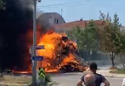 Kasasındaki samanın elektrik telleriyle temas ettiği kamyon yandı