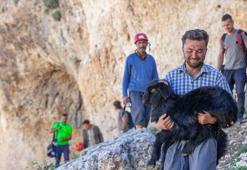 15 metrelik çukura düşen keçiyi itfaiye kurtardı