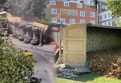 Eyüpsultan'da facianın eşiğinden dönüldü: Hafriyat kamyonu parkın duvarına çarparak devrildi
