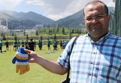 Keleş'e 22 yıllık eldiven sürprizi