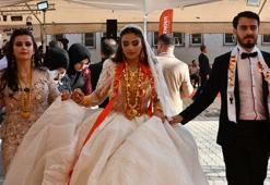 Hakkari'deki düğünde 5 kilo altın takılan gelin, halay çekerken zorlandı