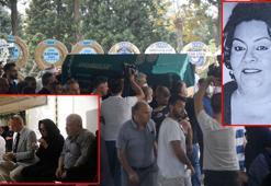 Ebru Gündeş annesini son yolculuğuna uğurladı
