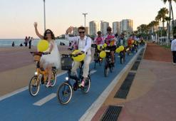 Bisikletli gelin-damat konvoyu