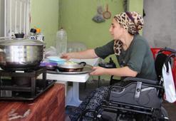 Tekerlekli sandalyesi mutfağa sığmayınca, 1'i engelli 2 çocuğuna yaz-kış avluda yemek yapıyor