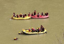 Turistlerin Karasu Nehri'nde rafting keyfi