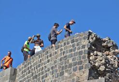 Yasağa rağmen 12 metrelik tarihi surlarda 'özçekim'