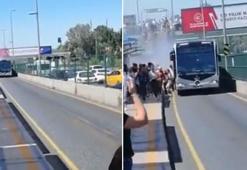Üsküdar'da metrobüsten dumanlar yükseldi, yolcular tahliye edildi