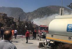 Kağıt fabrikası geri dönüşüm alanında yangın