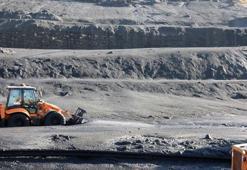 Atık havuzunun çamur deryasına dönüştürdüğü otoyol temizleniyor