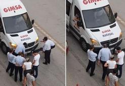 Market fişi 5 TL eksik diye servisten indirilen müşteri aracın altına girdi; o anlar kamerada