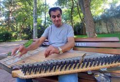 Yarım asırlık kanun ustası parkta çalmaya başladı