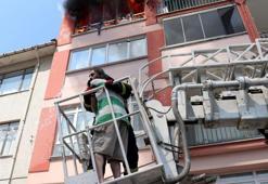 Yangında alevlerin arasında kalan genç, son anda kurtarıldı