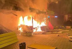 Bakırköy'de kitap evinin önündeki kitaplar alev alev yandı