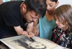 Kara kalem resimleriyle engelleri aştı; siparişleri yetiştiremiyor