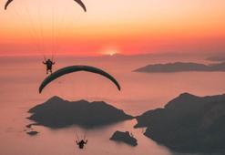 Babadağ'dan yamaç paraşütüyle havalanıp, 6,5 saatte Konyaaltı sahiline indi