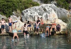 Sıcaktan kavrulanlar, 13 derecelik suda serinliyor