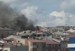 Sultangazi'de çatı yangını