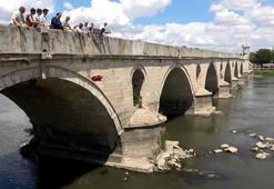 Auschwitz Kampı'nda öldürülen Romanlar için Meriç Nehri'ne çiçek bırakıldı