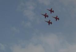 Türk Yıldızları 'TEKNOFEST Karadeniz' için Rize'de uçtu