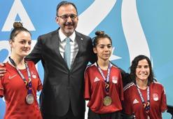 Bakan Kasapoğlu, yüzücülere madalyalarını verdi