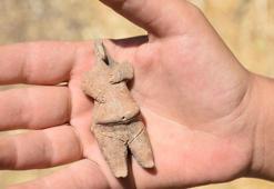 Ulucak Höyüğü'nde 7 bin 800 yıllık kadın figürlü heykel bulundu
