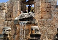 Antik çeşmeden 1800 yıl sonra su aktı