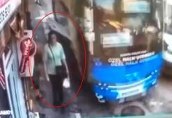 Otobüsün yolda açılan bagaj kapağı, yayaya çarptı; o anlar kamerada