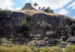 Kayalar oyularak yapılan antik tiyatro, turizme kazandırılmayı bekliyor