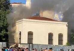 Fatih'te tarihi camide yangın