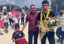 Dünya ikincisi olan tekvandocu, memleketinde davul zurnayla karşılandı