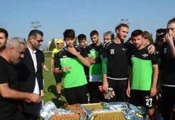 Akhisarspor'da bu kez de 'baklava ikramı kadro dışı bıraktı' kaosu