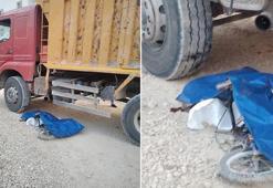 Sürücüsünün geri manevra yaptığı hafriyat kamyonunun altında kalan Alparslan, öldü