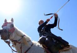 Ayşe öğretmen atlı okçulukta erkek rakiplerini geride bırakıp, kürsüye çıktı