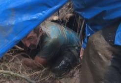 Su dolu oyuğa girip, 5 yavru köpeği kurtardı