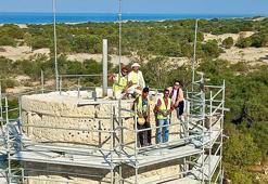 Patara Deniz Feneri yükselirken, anıtsal yazıt yerine konuldu