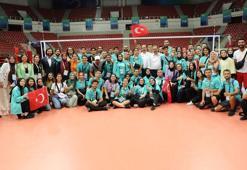 Bakan Kasapoğlu, Voleybol Milli Takımı'nın maçını izledi