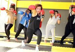 Polis olmak isteyen Vanlı kızlar, kick boks kursunda